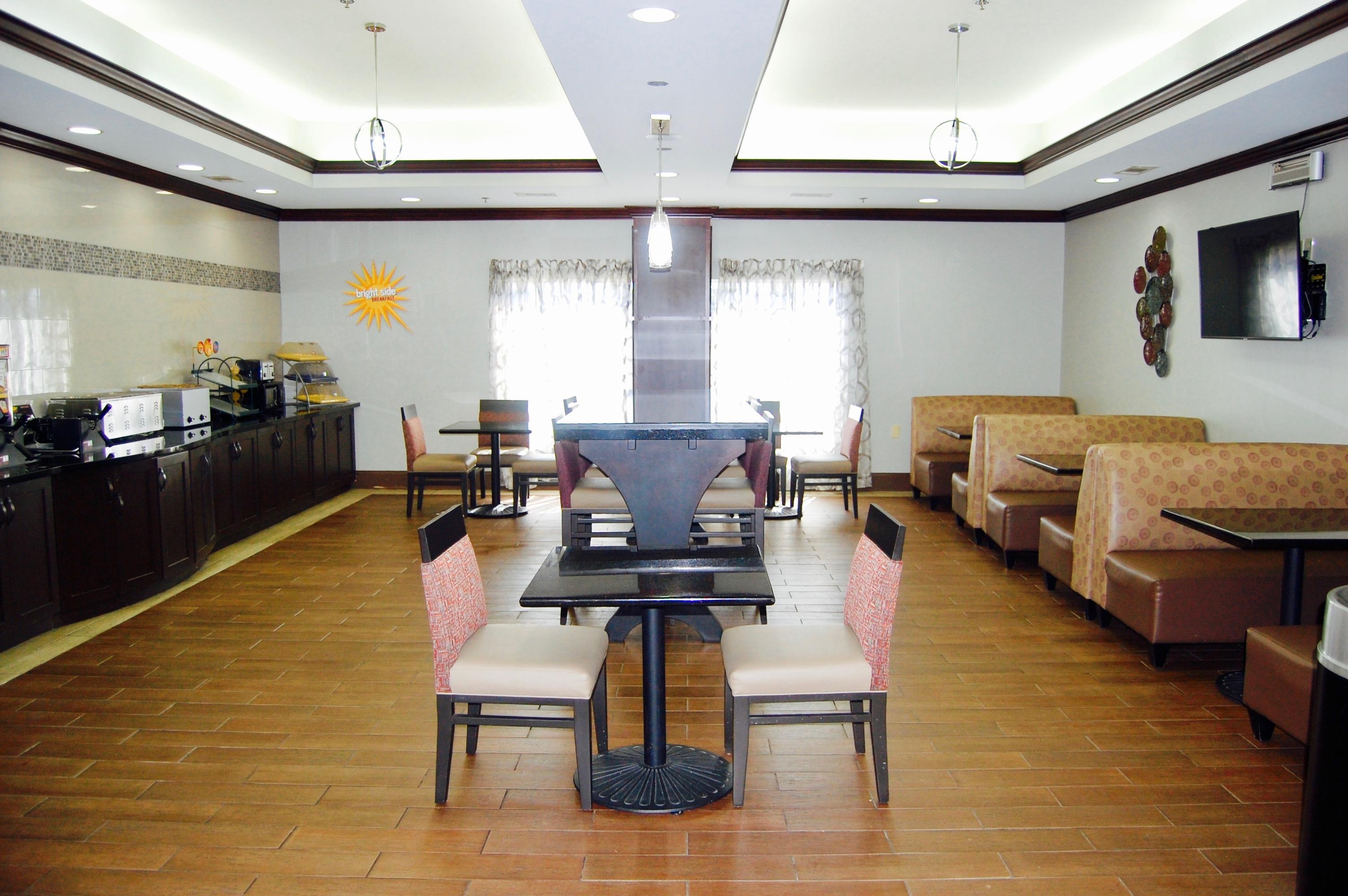 breakfast area | La Quinta Inn & Suites by Wyndham Tupelo