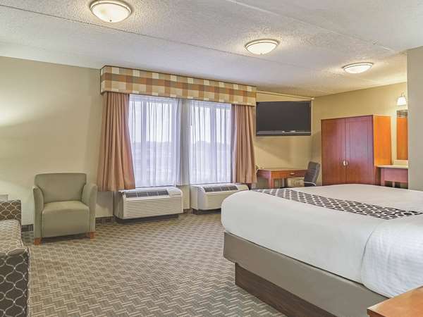  - La Quinta Inn & Suites North Olmsted - I-480, Exit 6