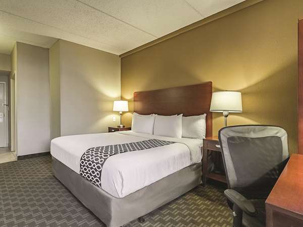 - La Quinta Inn & Suites North Olmsted - I-480, Exit 6