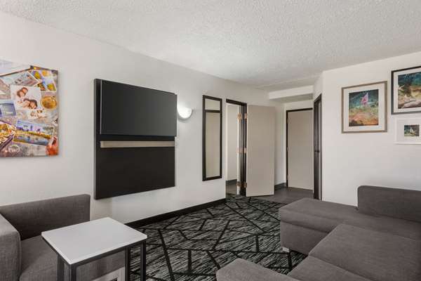 Suite - La Quinta Inn & Suites North Olmsted - I-480, Exit 6
