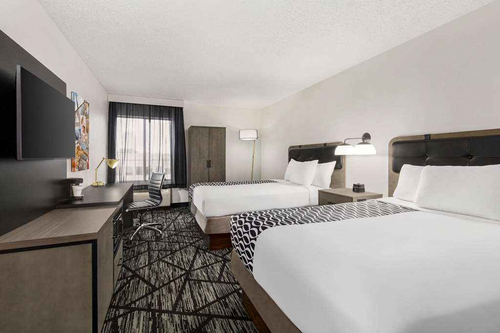 LA QUINTA INN STE CLEVELAND AP WEST-guestroom-Guest Room,On-Site.jpg