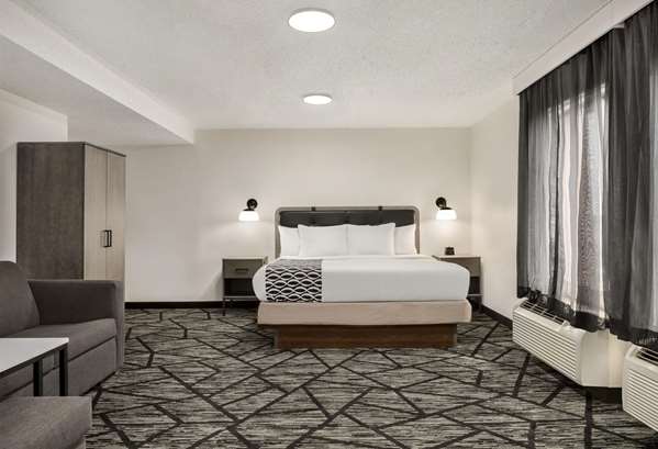 Suite - La Quinta Inn & Suites North Olmsted - I-480, Exit 6