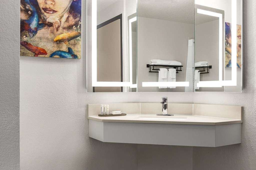 LA QUINTA INN STE CLEVELAND AP WEST-guestroom-Guest Room,Bathroom,Accessibility,On-Site.jpg