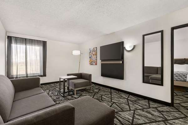 Suite - La Quinta Inn & Suites North Olmsted - I-480, Exit 6