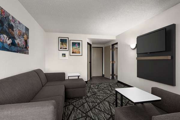 Suite - La Quinta Inn & Suites North Olmsted - I-480, Exit 6