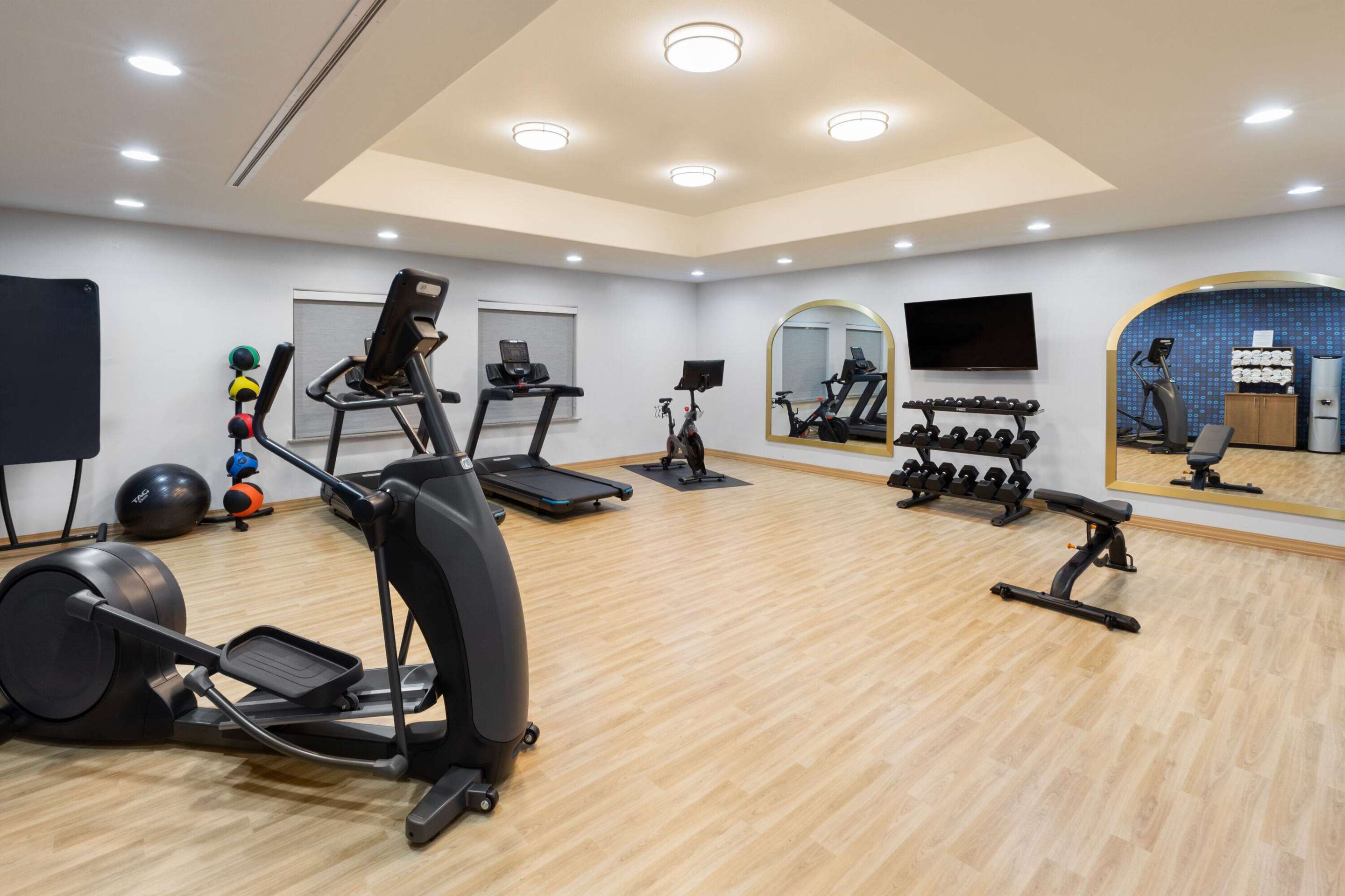 Health club fitness center gym | La Quinta Inn & Suites by Wyndham Austin - Cedar Park