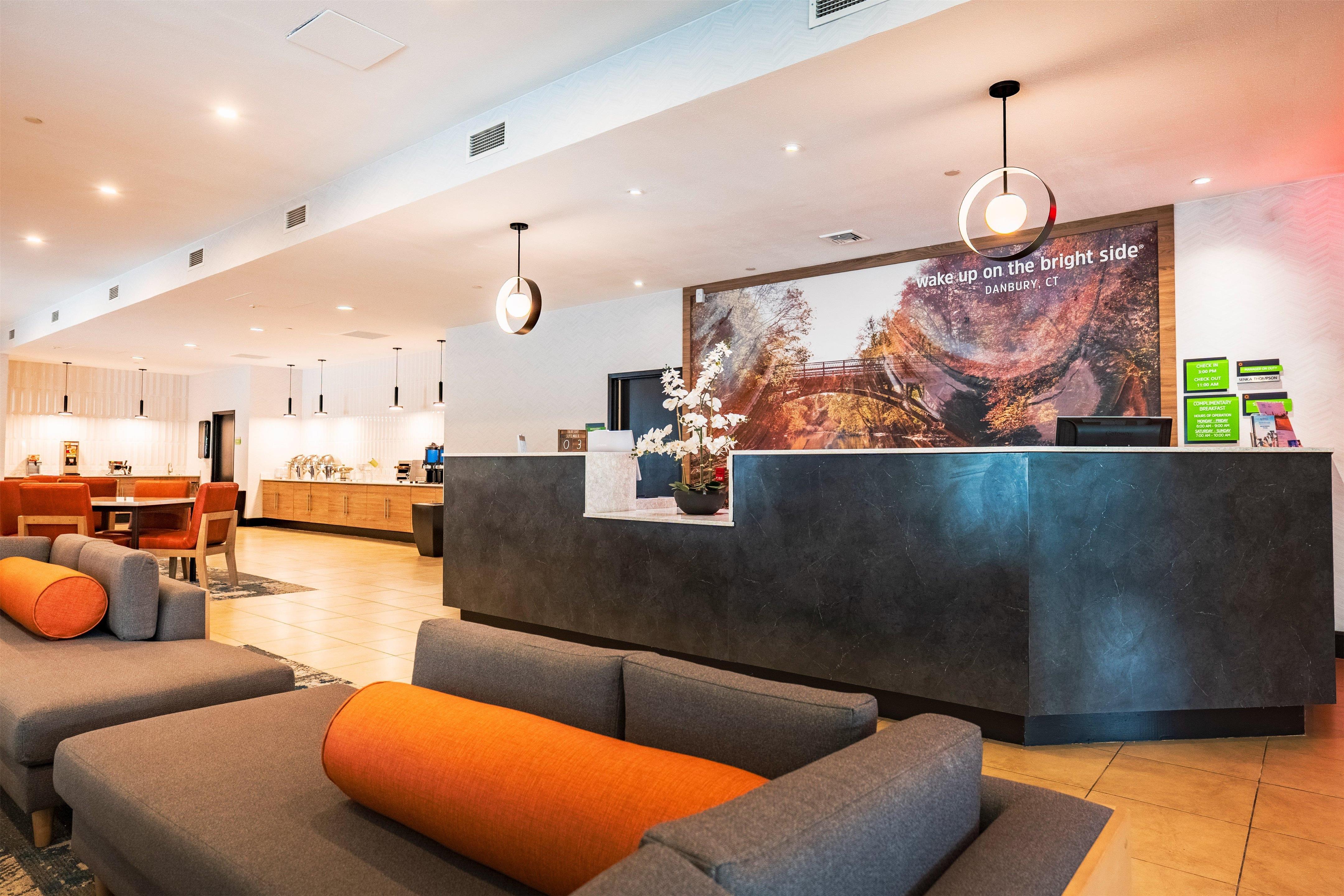 Lobby | La Quinta Inn & Suites by Wyndham Danbury