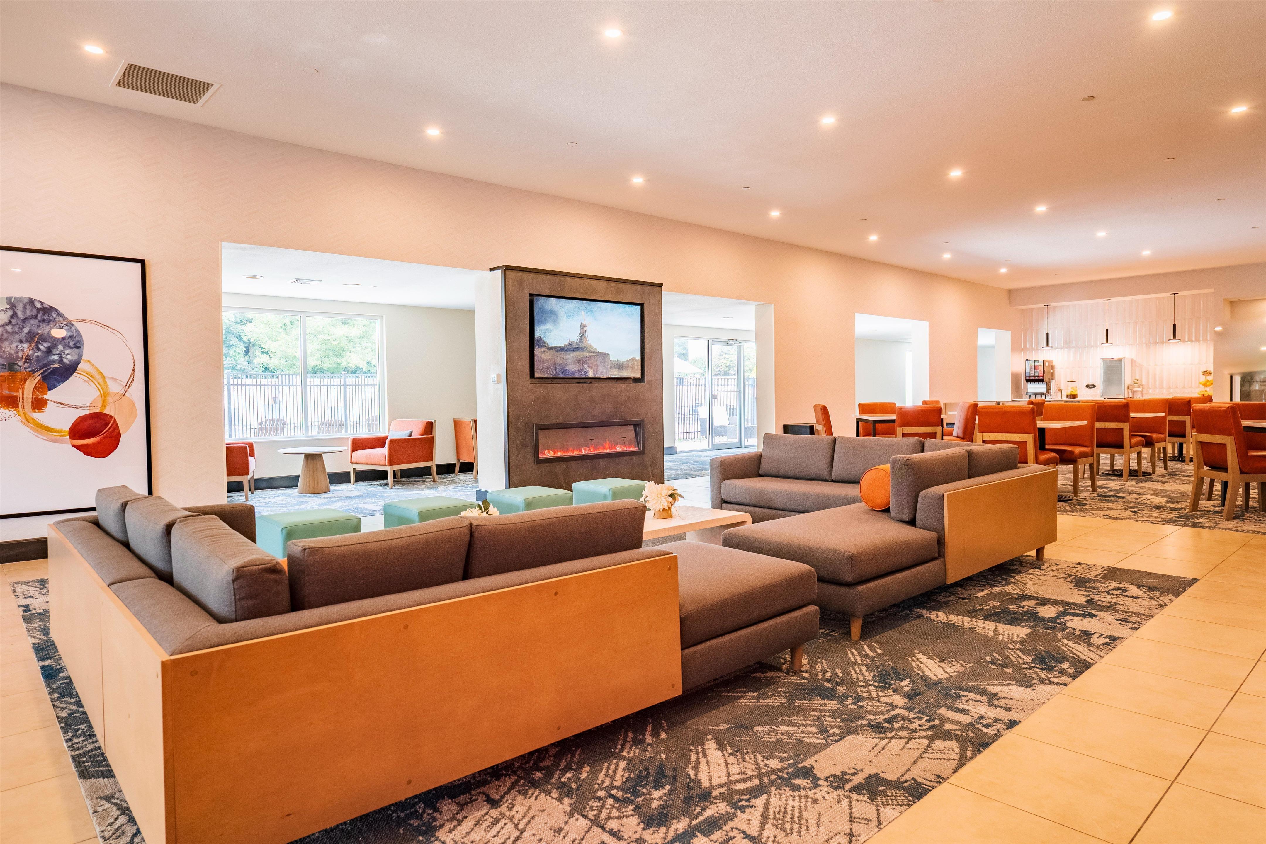 Lobby | La Quinta Inn & Suites by Wyndham Danbury