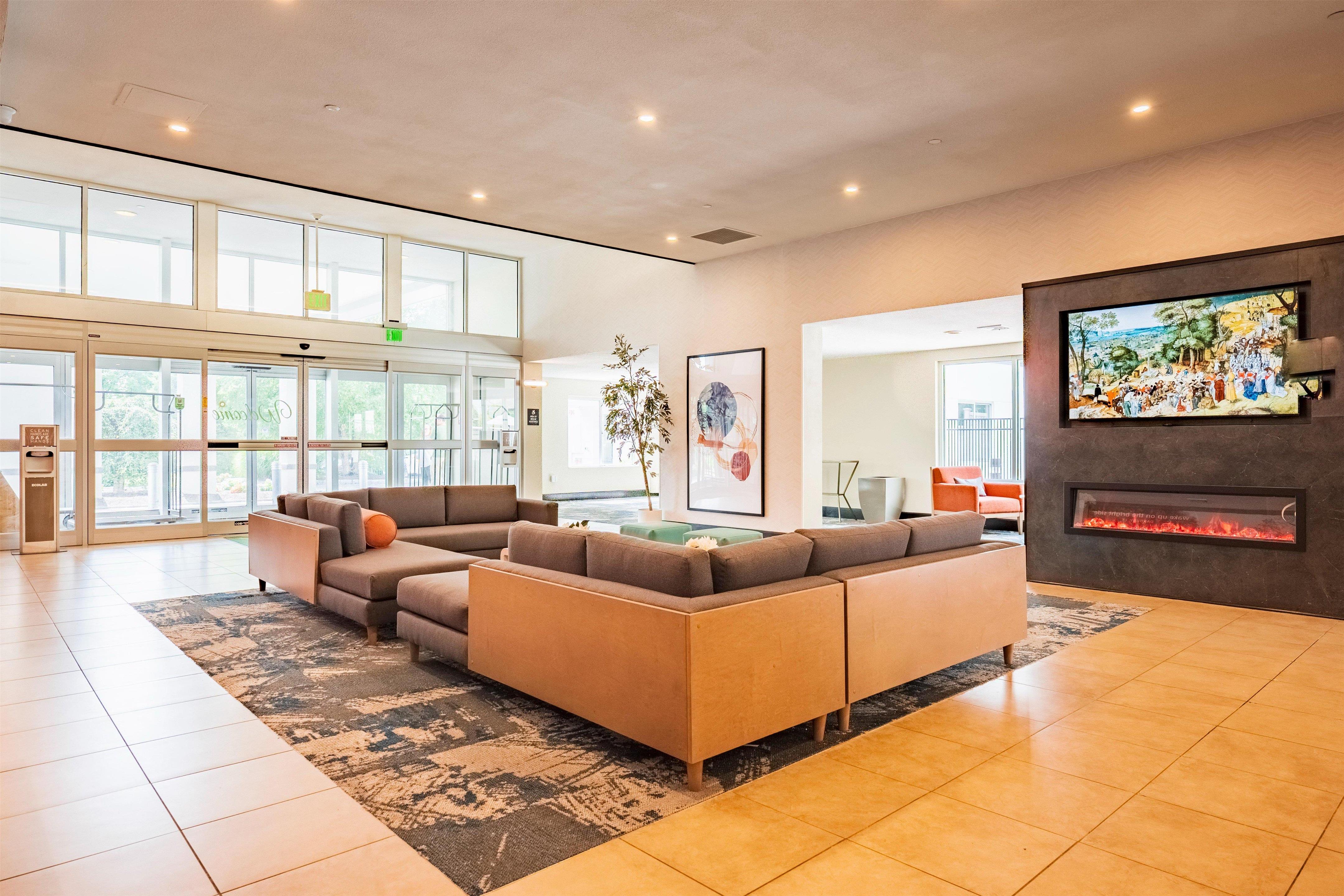 Lobby | La Quinta Inn & Suites by Wyndham Danbury