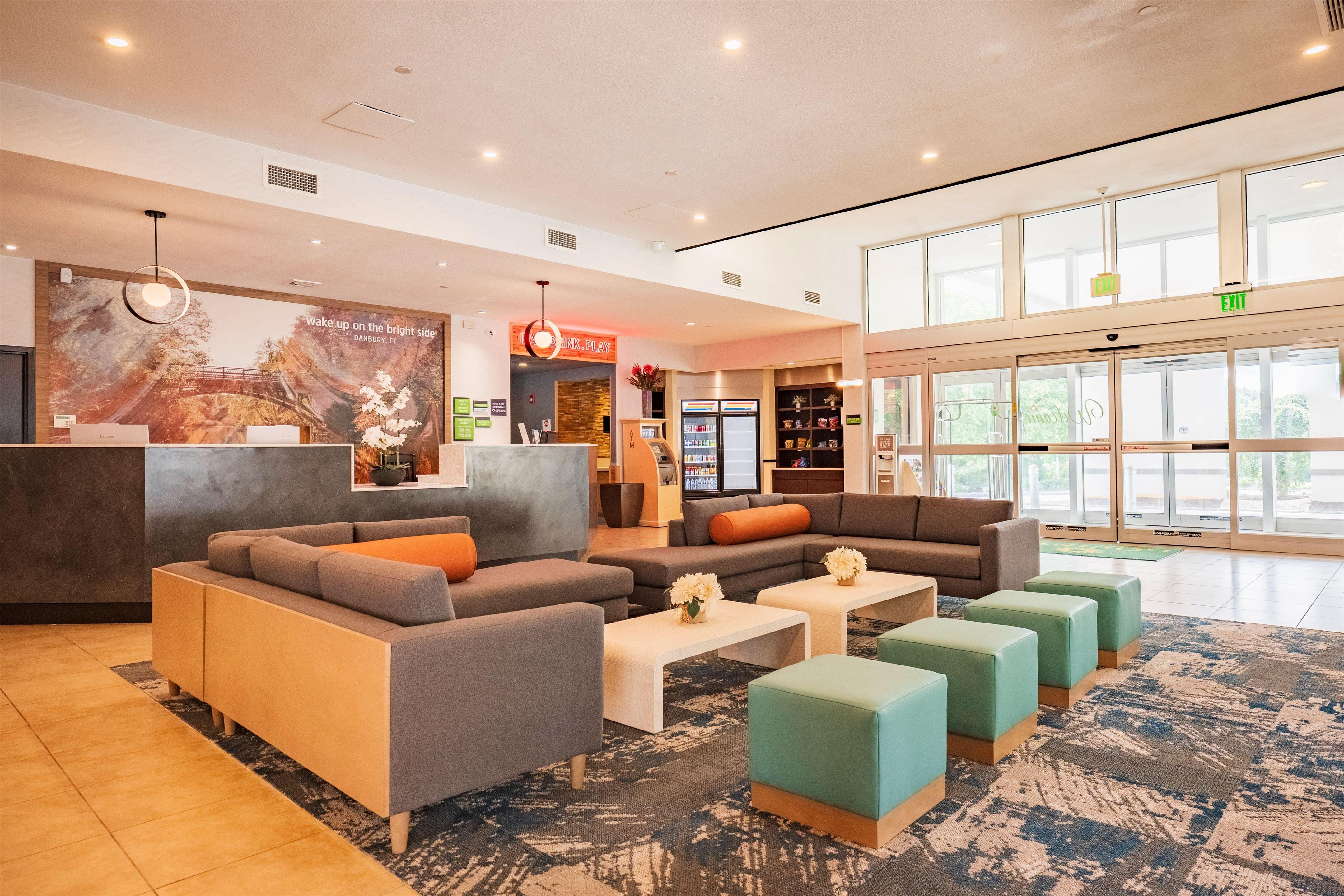 Lobby | La Quinta Inn & Suites by Wyndham Danbury