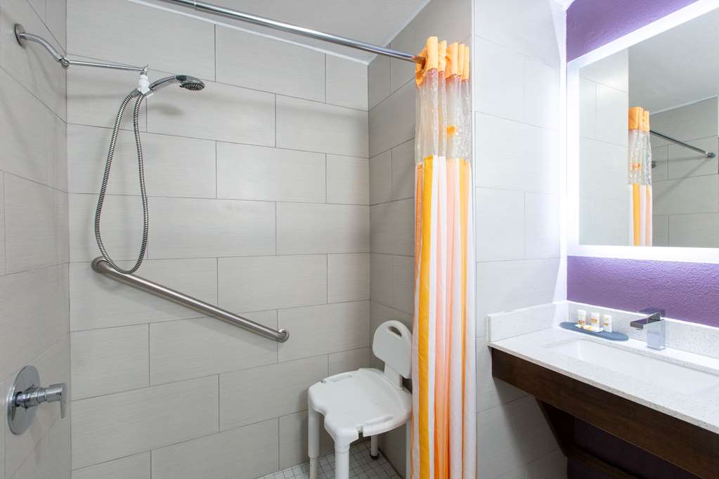 LA QUINTA INN STE BLUE SPRINGS-guestroom-Guest Room,Bathroom,On-Site.jpg