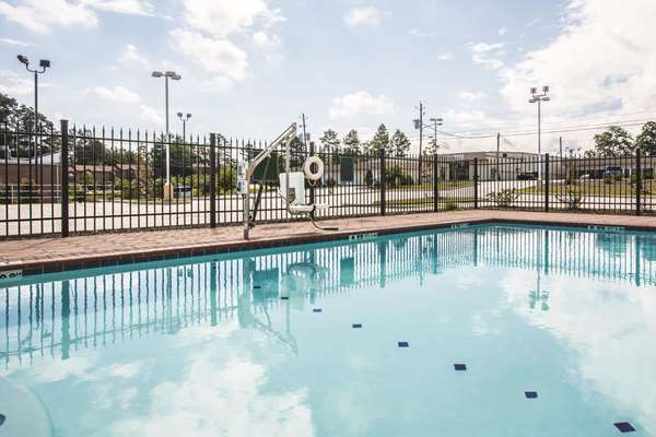 Pool - La Quinta Inn & Suites Hattiesburg - I-59, Exit 65