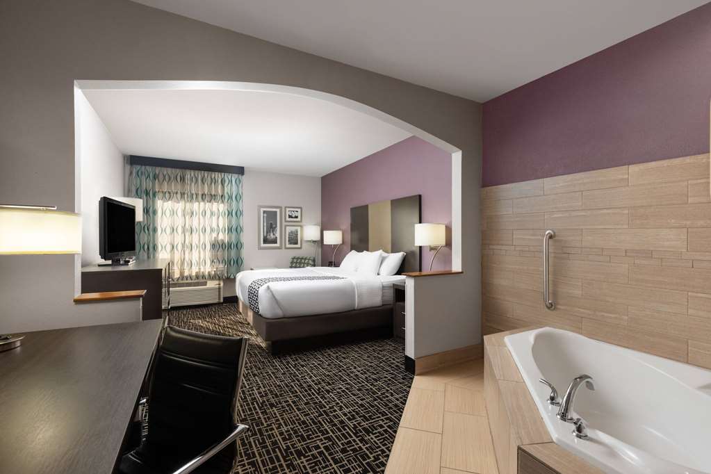 LA QUINTA INN STE STONE MOUNTAIN-guestroom-Guest Room,Tub - Jetted,Suite,On-Site.jpg