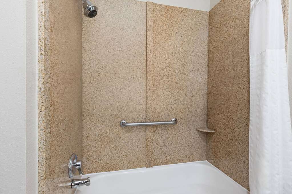 LA QUINTA INN STE STONE MOUNTAIN-guestroom-Guest Room,Bathroom,On-Site.jpg