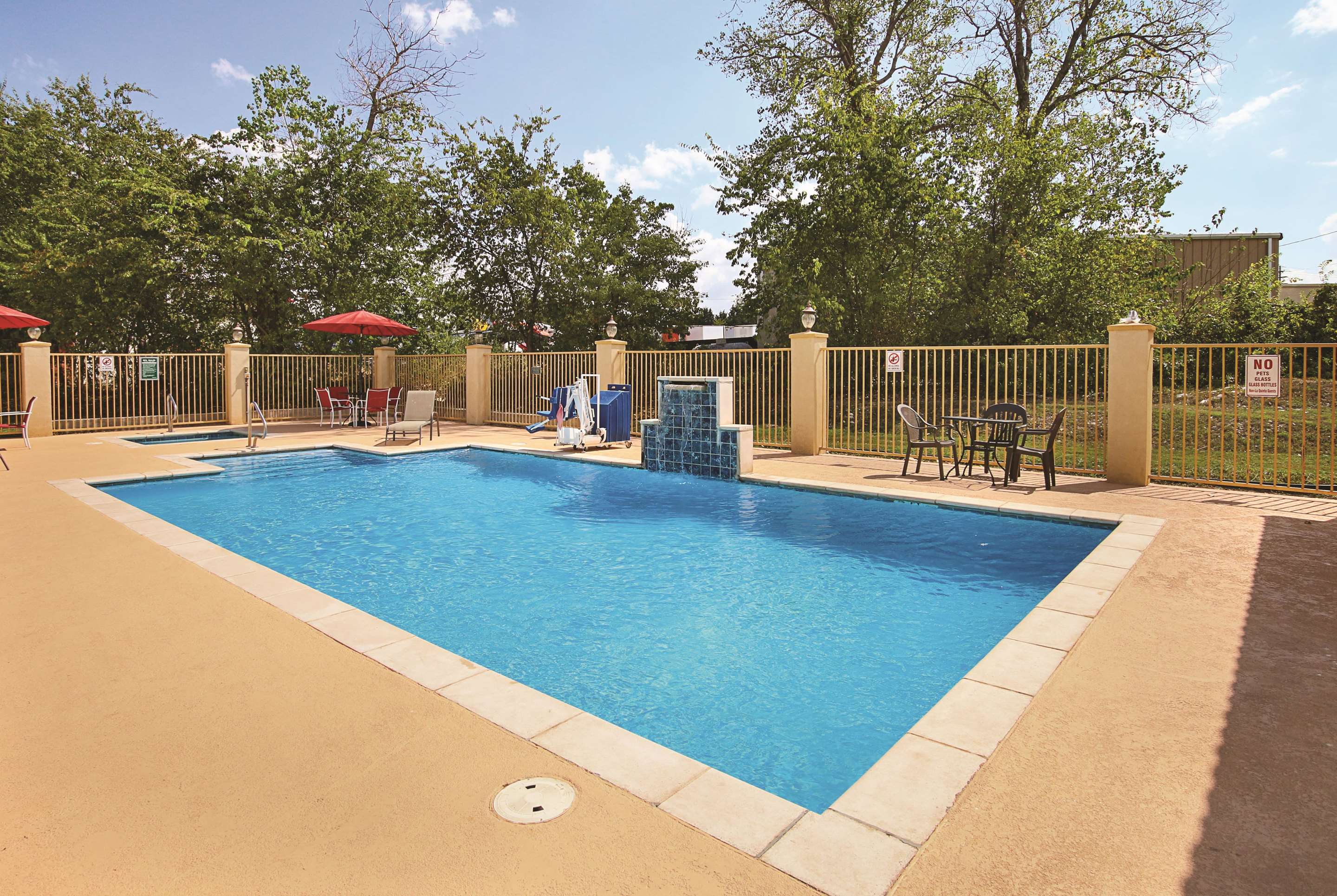 Pool | La Quinta Inn & Suites by Wyndham Dallas - Hutchins
