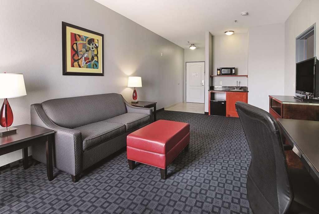 LA QUINTA INN STE DALLAS HUTCHINS-guestroom-Guest Room,Suite,On-Site.jpg