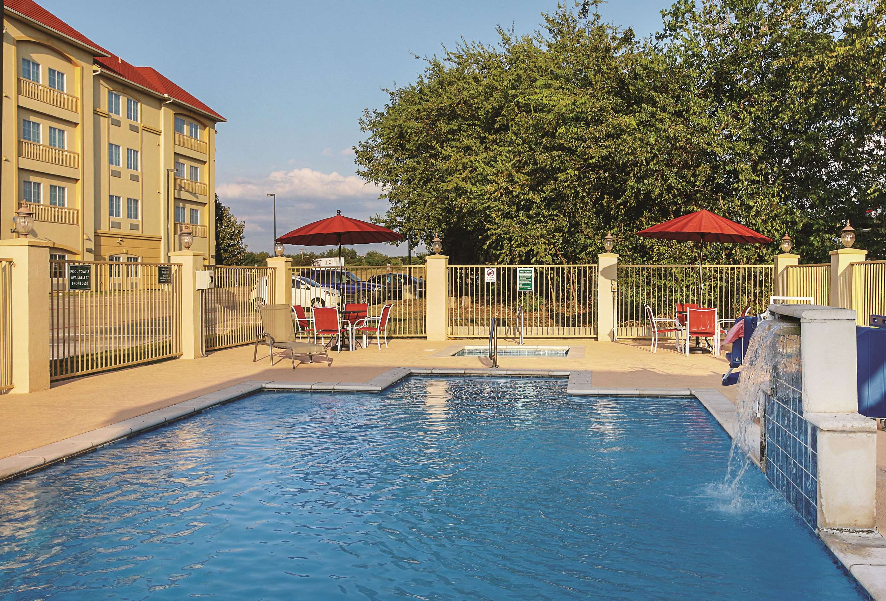 Pool | La Quinta Inn & Suites by Wyndham Dallas - Hutchins