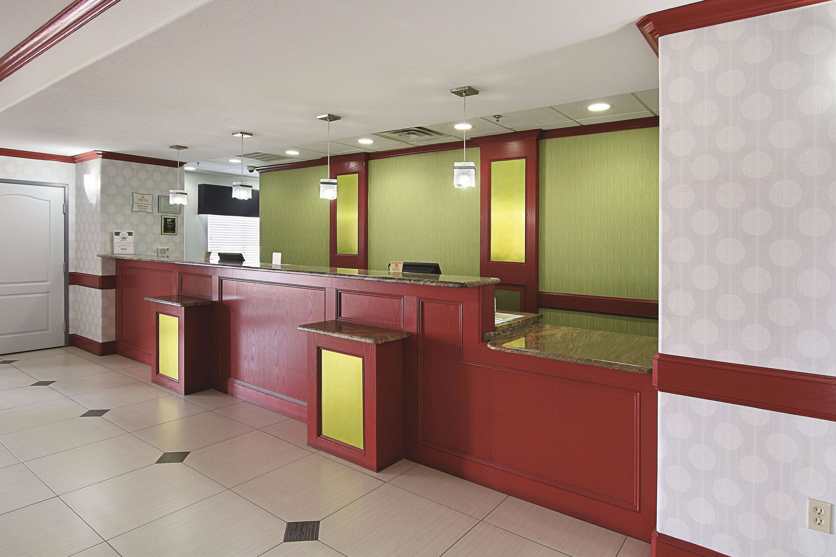 Lobby | La Quinta Inn & Suites by Wyndham Dallas - Hutchins