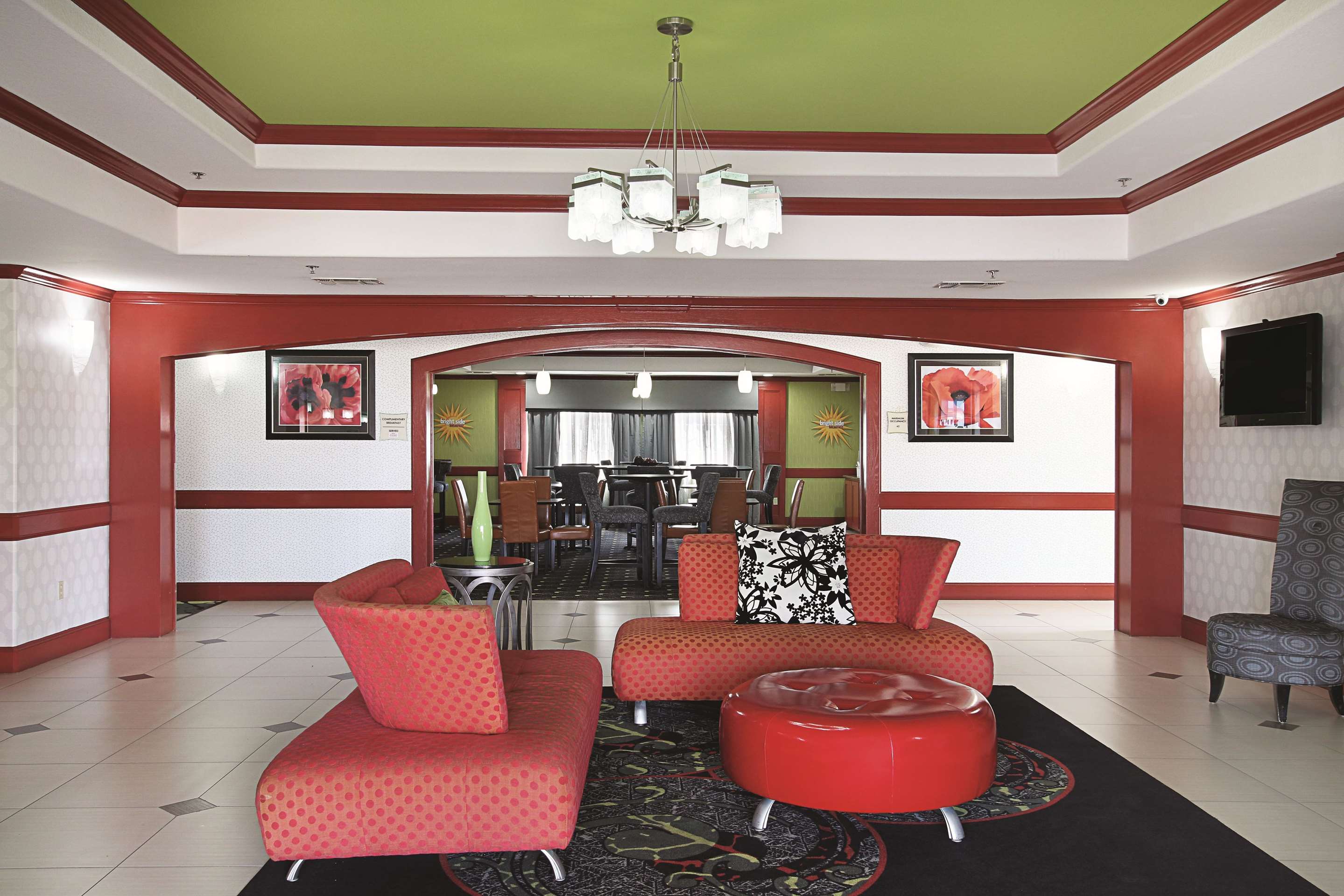 Lobby | La Quinta Inn & Suites by Wyndham Dallas - Hutchins