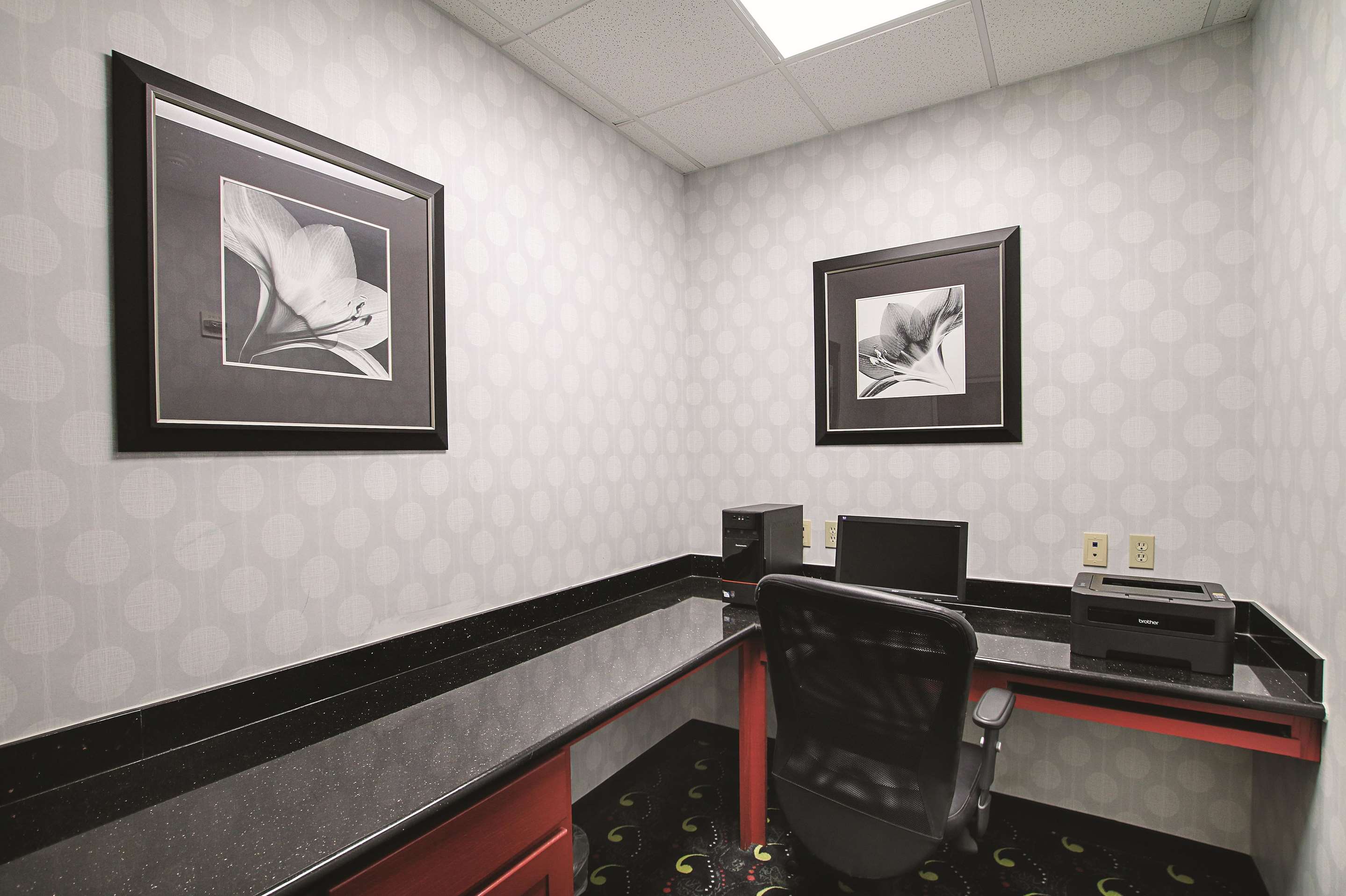 Business Center | La Quinta Inn & Suites by Wyndham Dallas - Hutchins