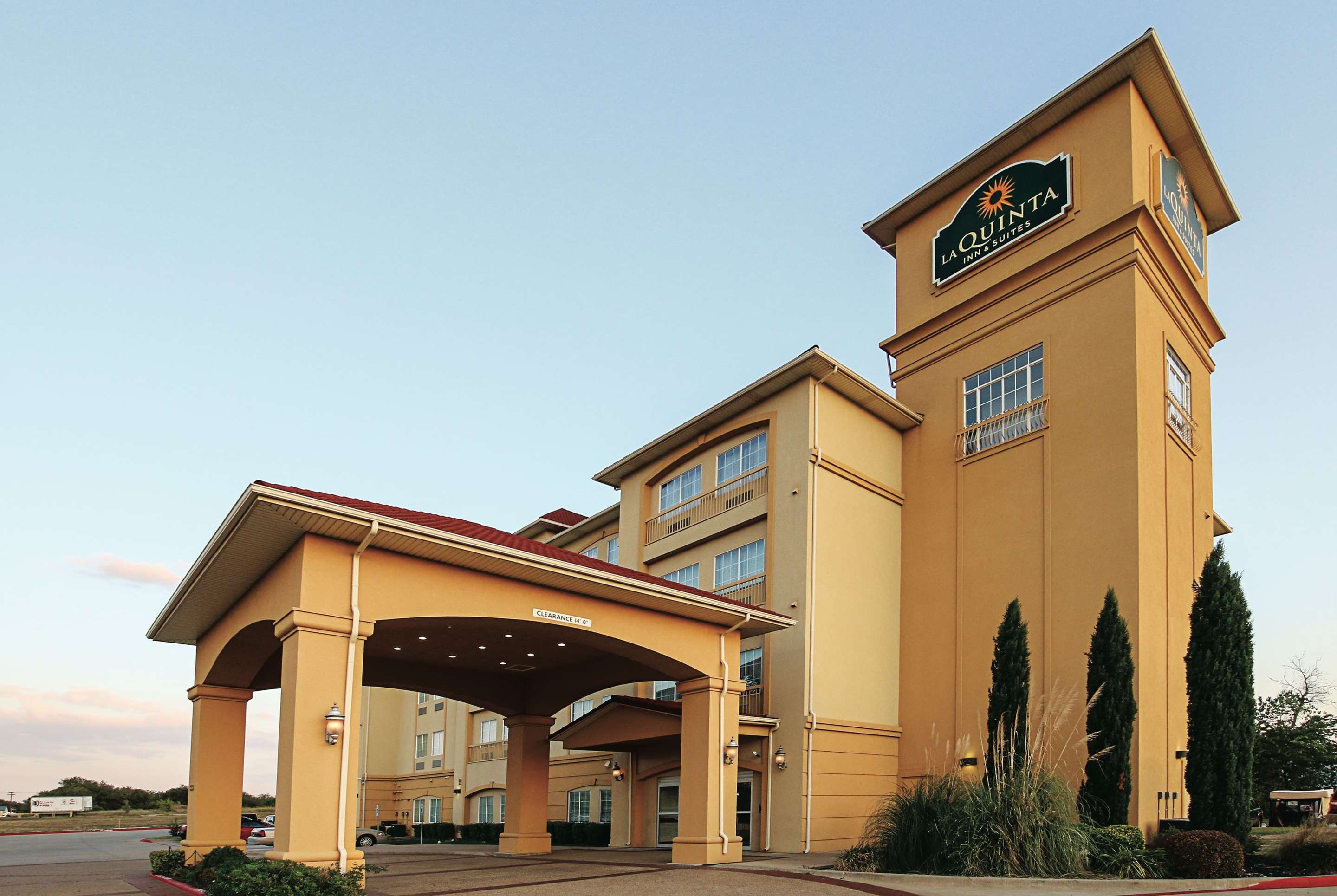 Exterior | La Quinta Inn & Suites by Wyndham Dallas - Hutchins