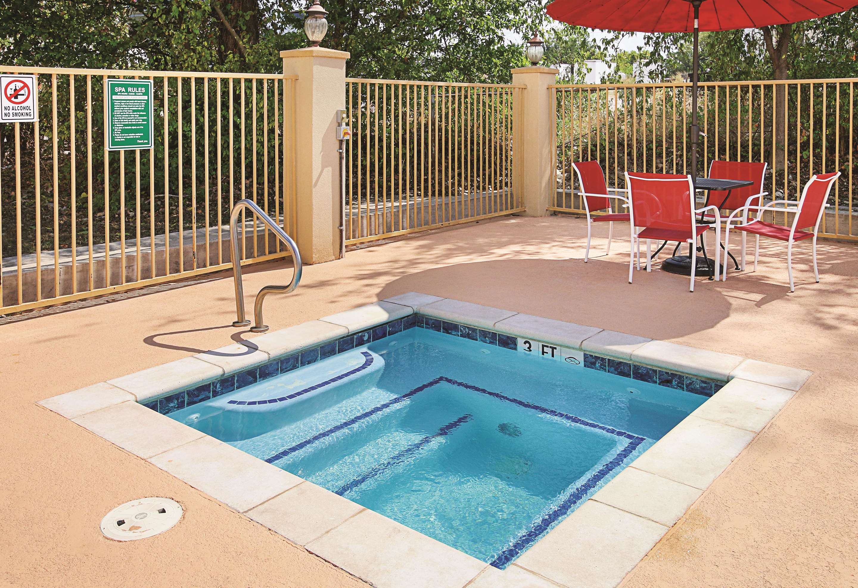 Pool | La Quinta Inn & Suites by Wyndham Dallas - Hutchins