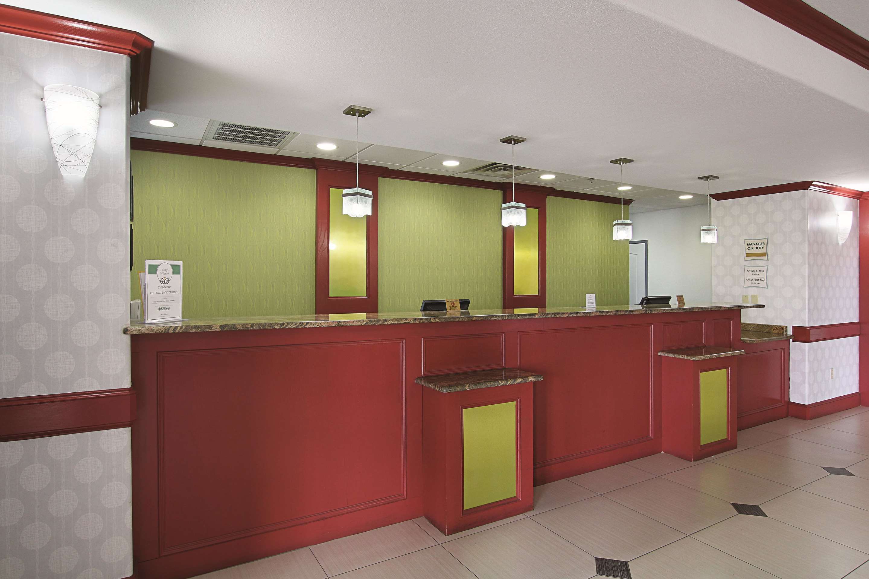 Lobby | La Quinta Inn & Suites by Wyndham Dallas - Hutchins