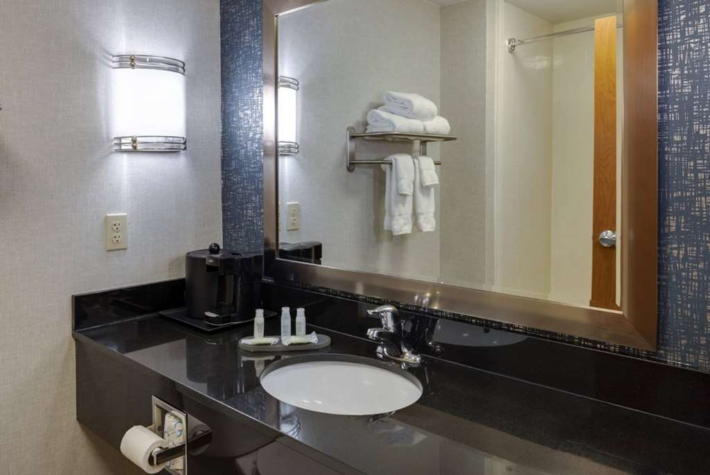 LA QUINTA INN STE EDMOND-guestroom-Guest Room,Bathroom,On-Site.jpg