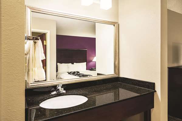  - La Quinta Inn & Suites Jeffersontown - I-64, Exit 17