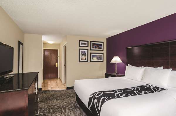  - La Quinta Inn & Suites Jeffersontown - I-64, Exit 17