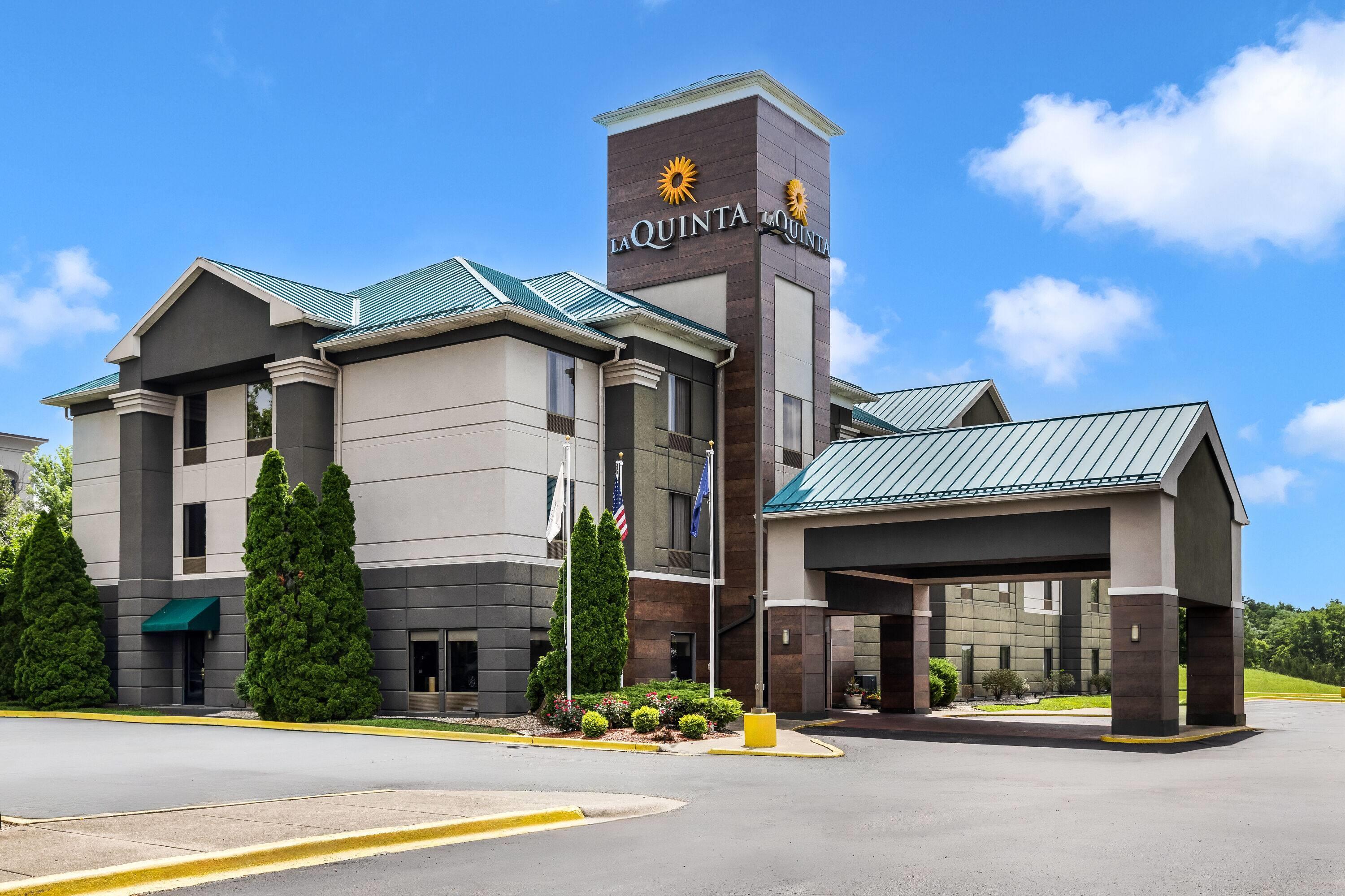Exterior | La Quinta Inn & Suites by Wyndham Louisville East
