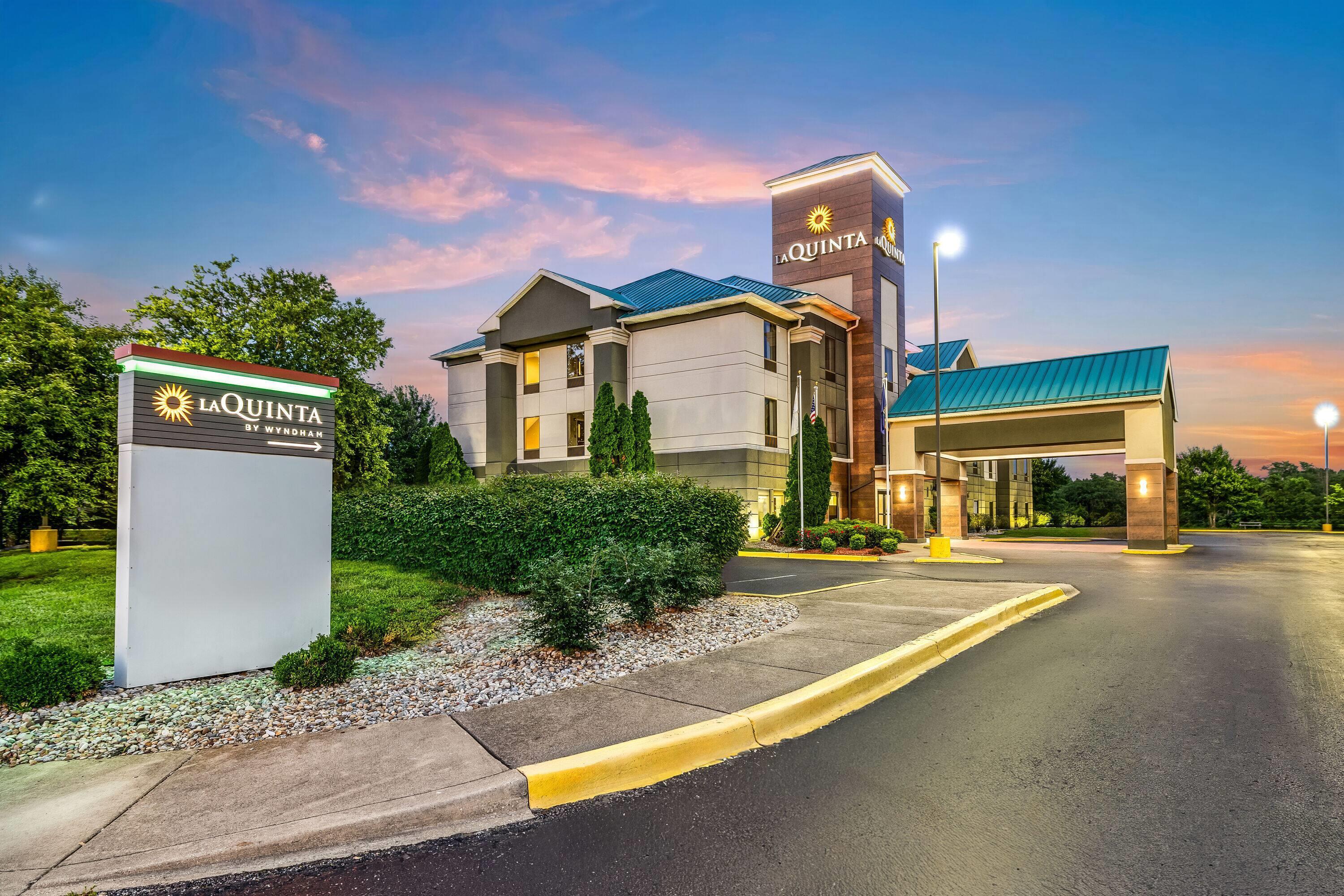 Exterior | La Quinta Inn & Suites by Wyndham Louisville East