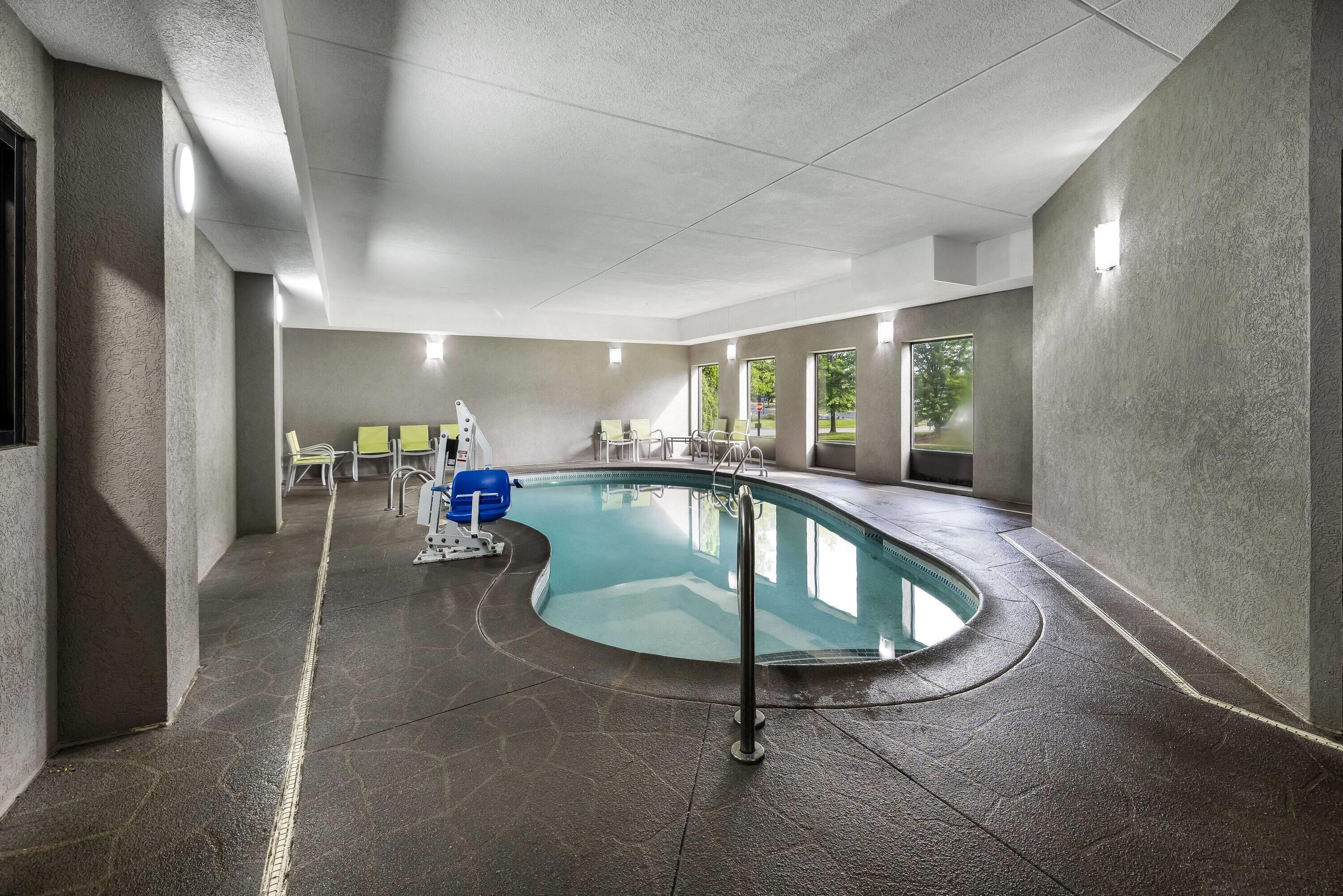 Pool - indoor | La Quinta Inn & Suites by Wyndham Louisville East