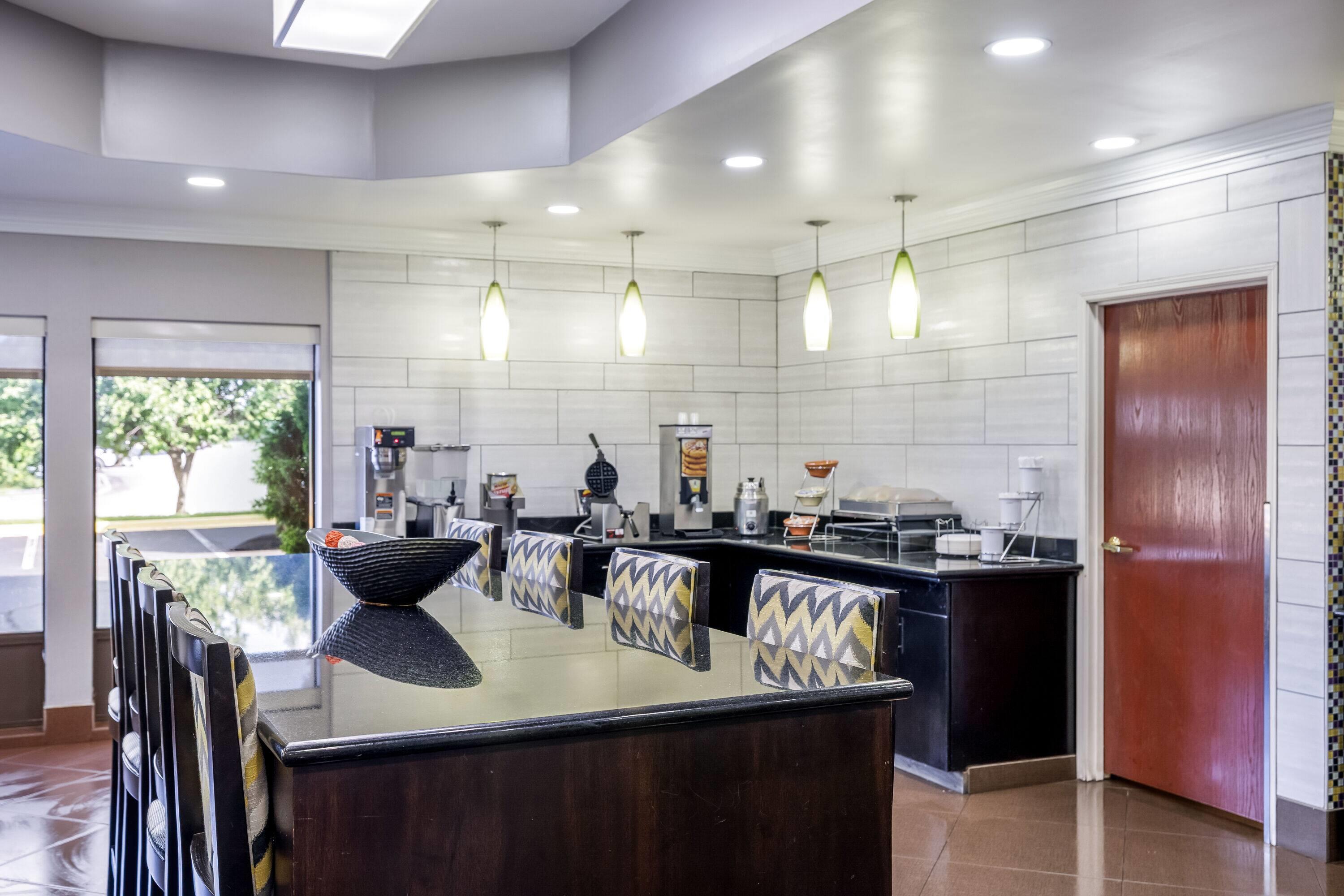 Breakfast Area | La Quinta Inn & Suites by Wyndham Louisville East
