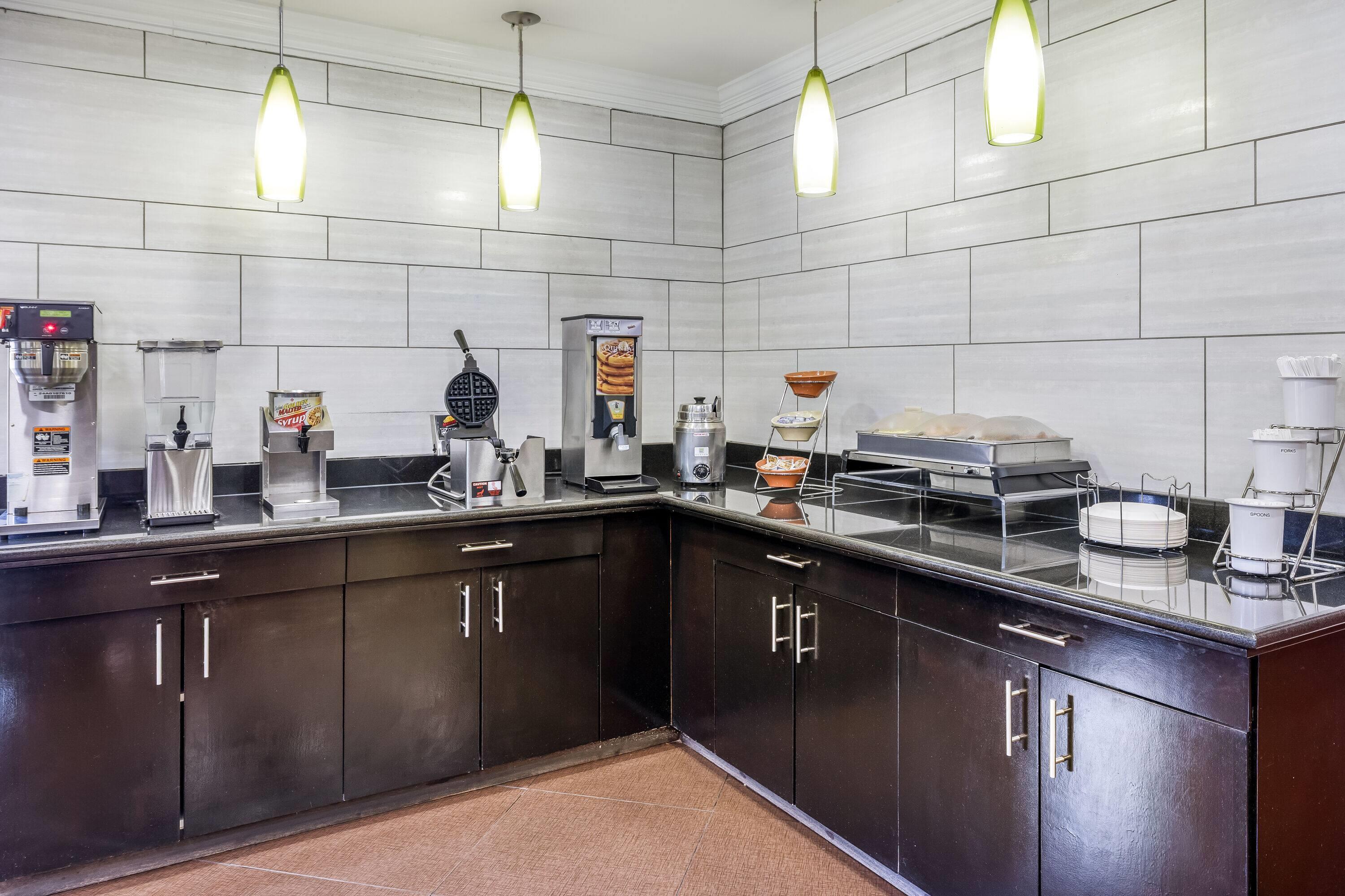Breakfast Area | La Quinta Inn & Suites by Wyndham Louisville East