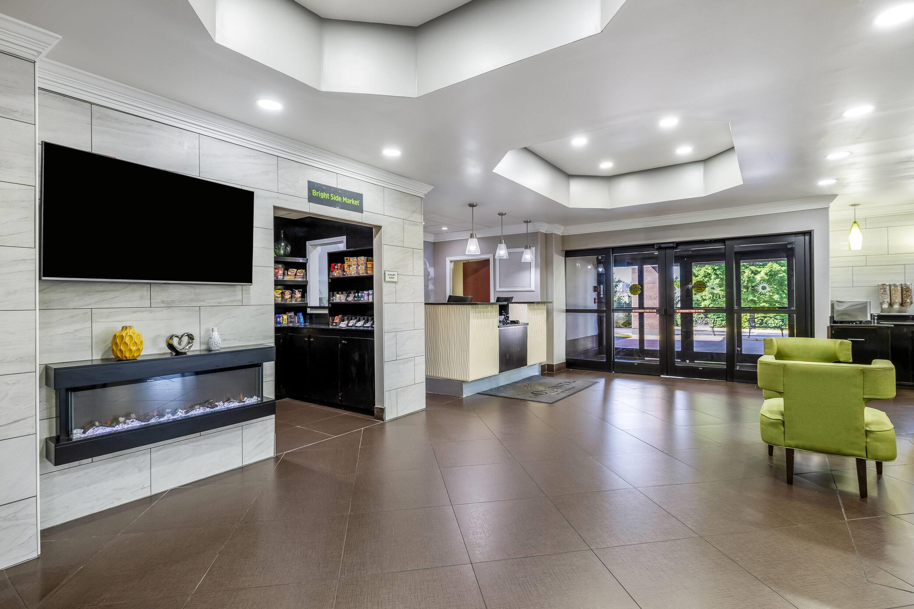 Lobby | La Quinta Inn & Suites by Wyndham Louisville East