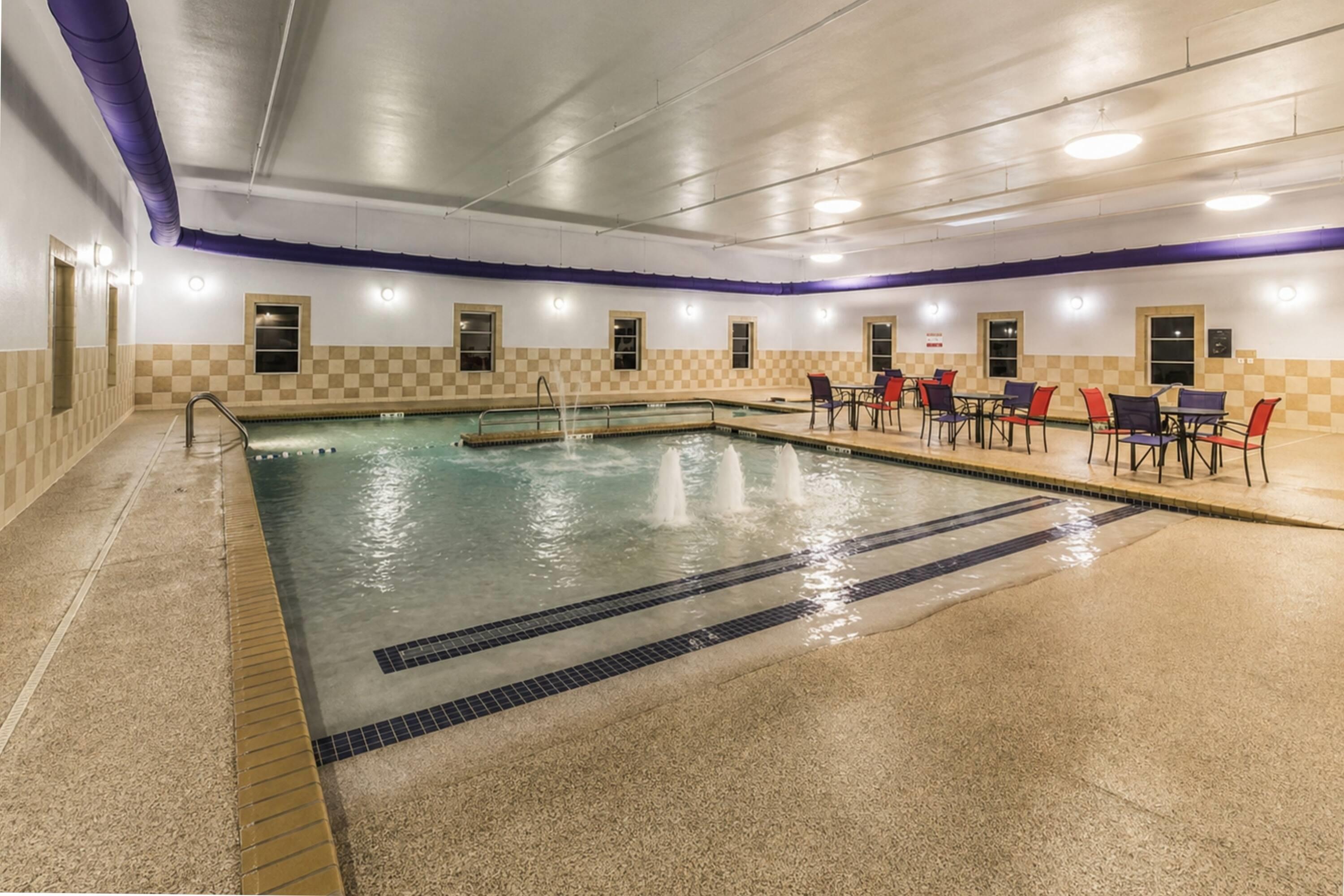 Pool | La Quinta Inn & Suites by Wyndham Fargo-Medical Center