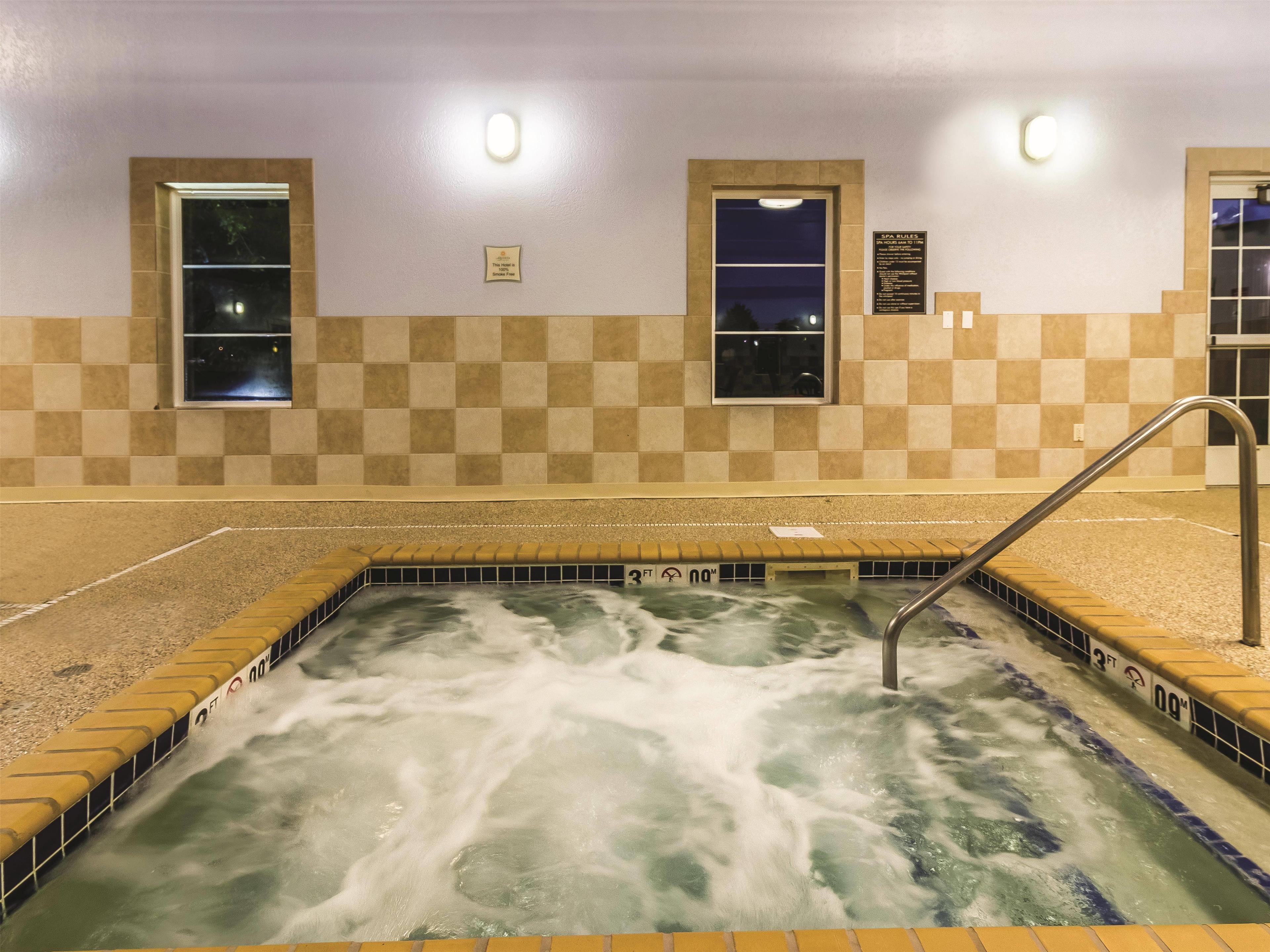 Pool | La Quinta Inn & Suites by Wyndham Fargo-Medical Center