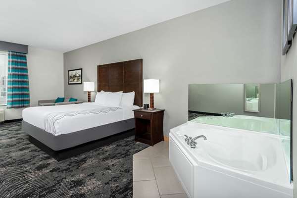 Suite - La Quinta Inn & Suites Columbus - I-65, Exit 68
