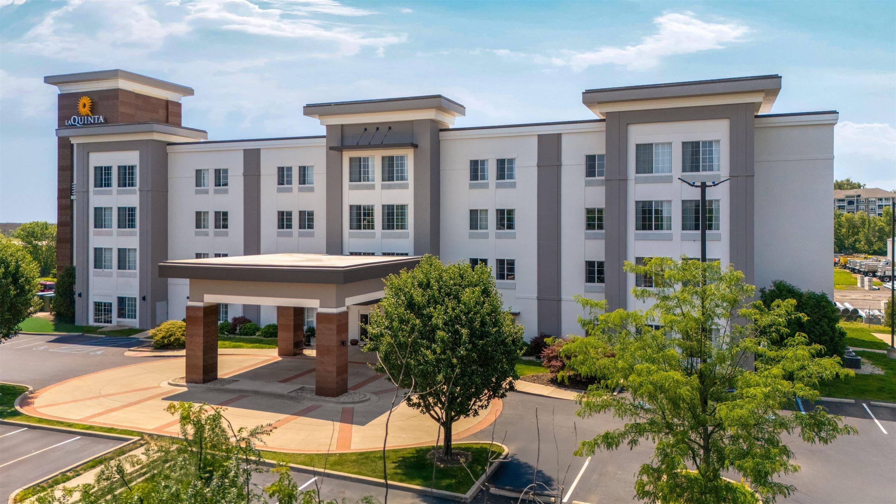 Exterior | La Quinta Inn & Suites by Wyndham Columbus - Edinburgh