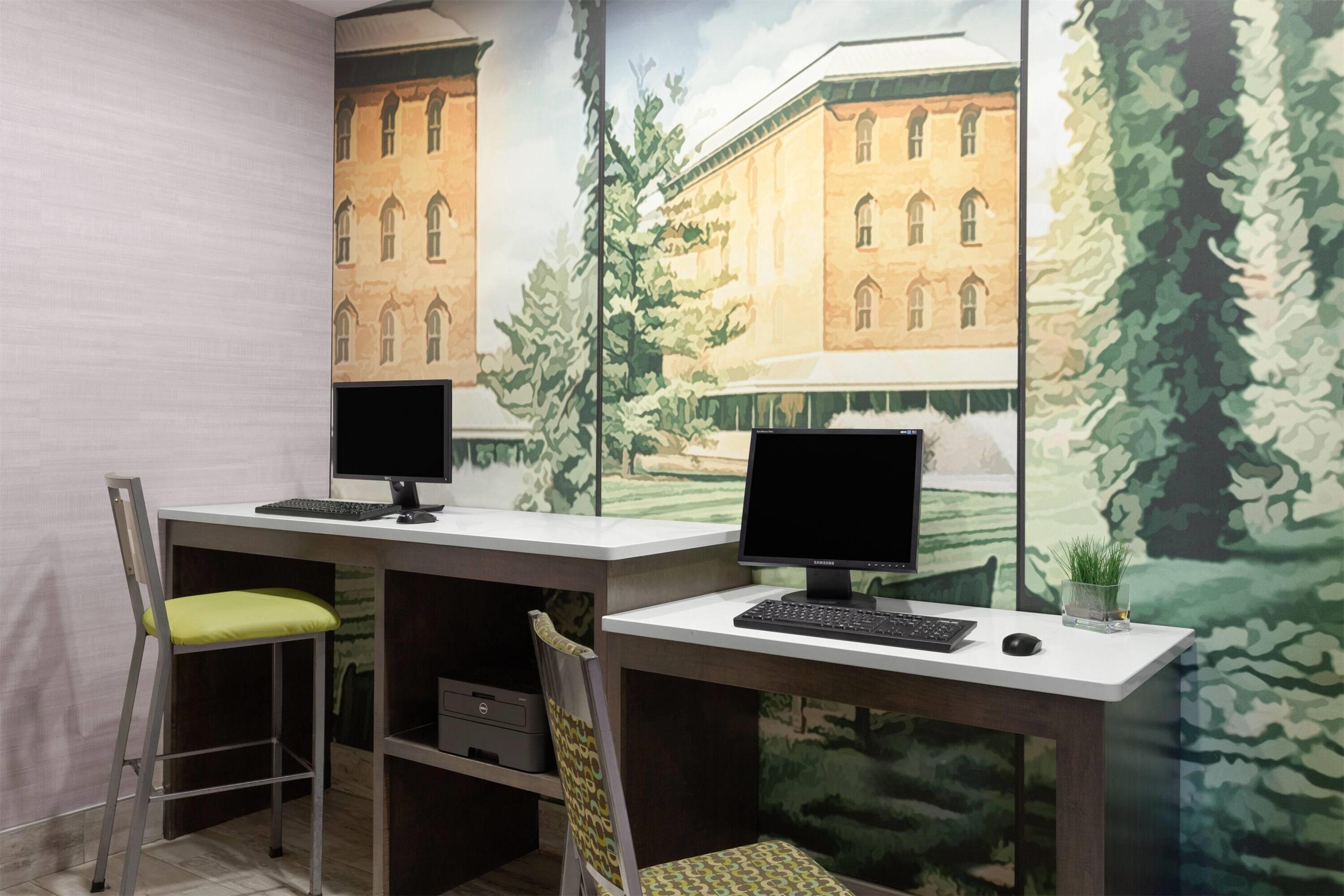 Business Center | La Quinta Inn & Suites by Wyndham Columbus - Edinburgh