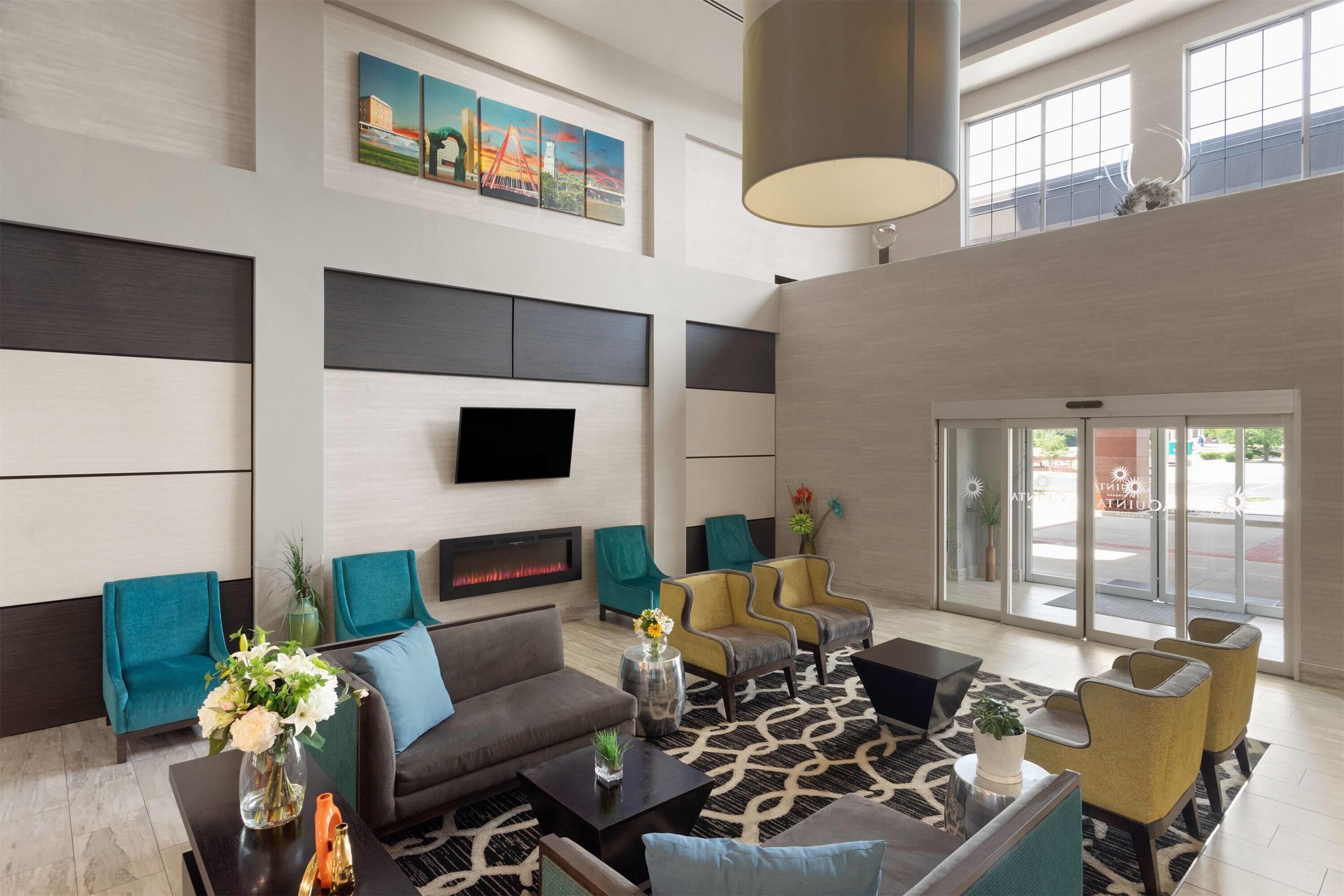 Lobby | La Quinta Inn & Suites by Wyndham Columbus - Edinburgh