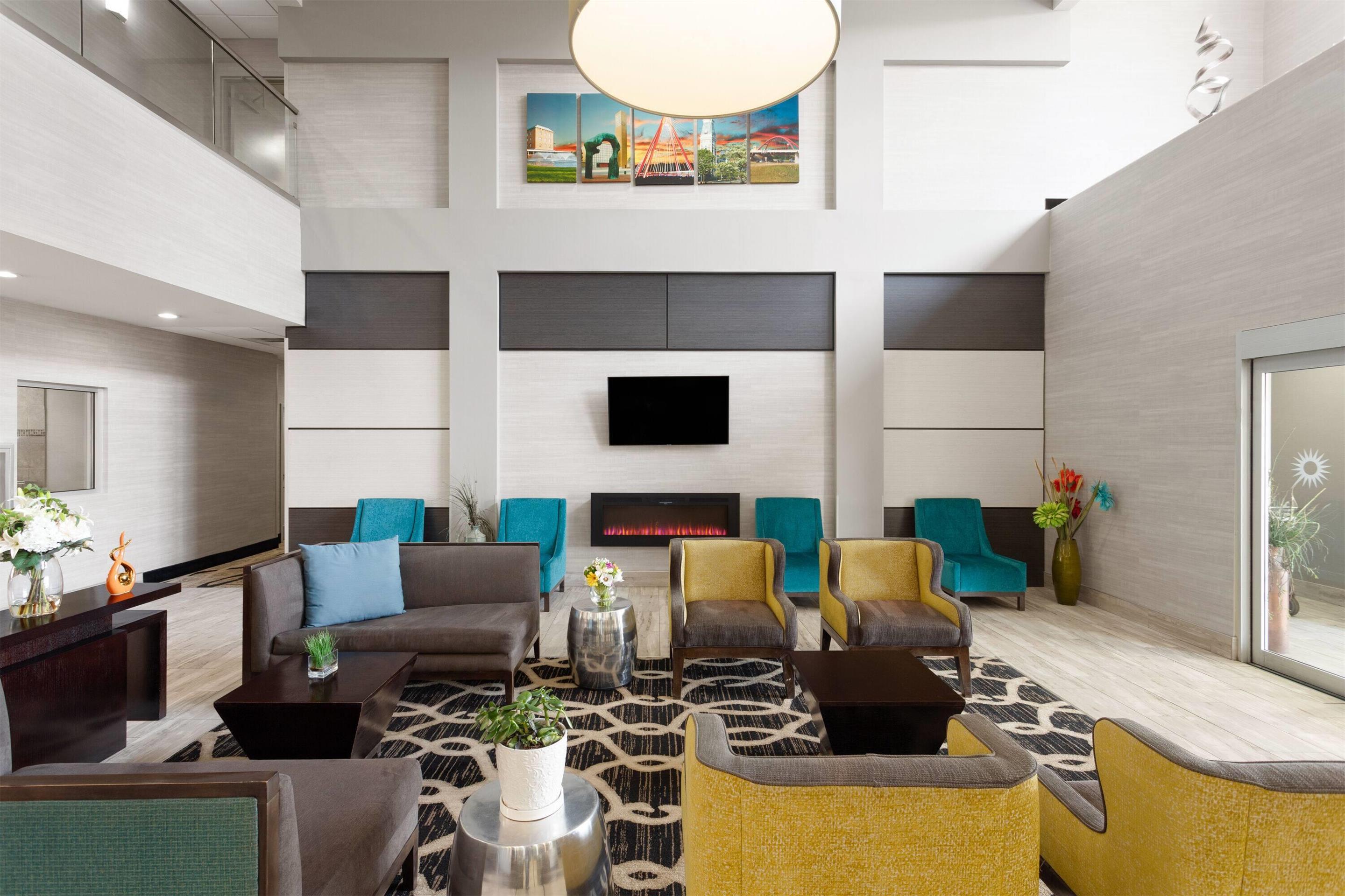 Lobby | La Quinta Inn & Suites by Wyndham Columbus - Edinburgh