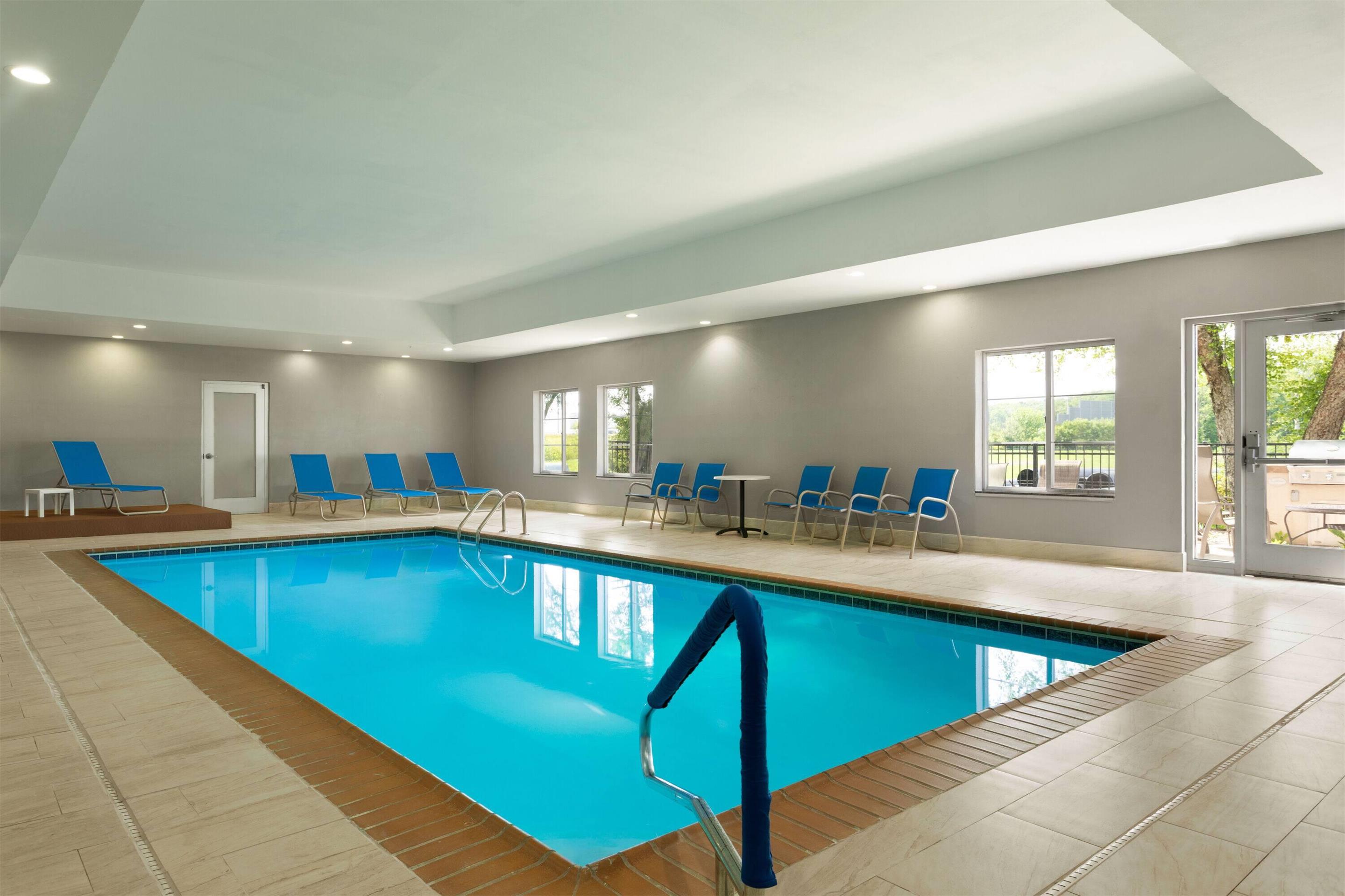 Pool - indoor | La Quinta Inn & Suites by Wyndham Columbus - Edinburgh