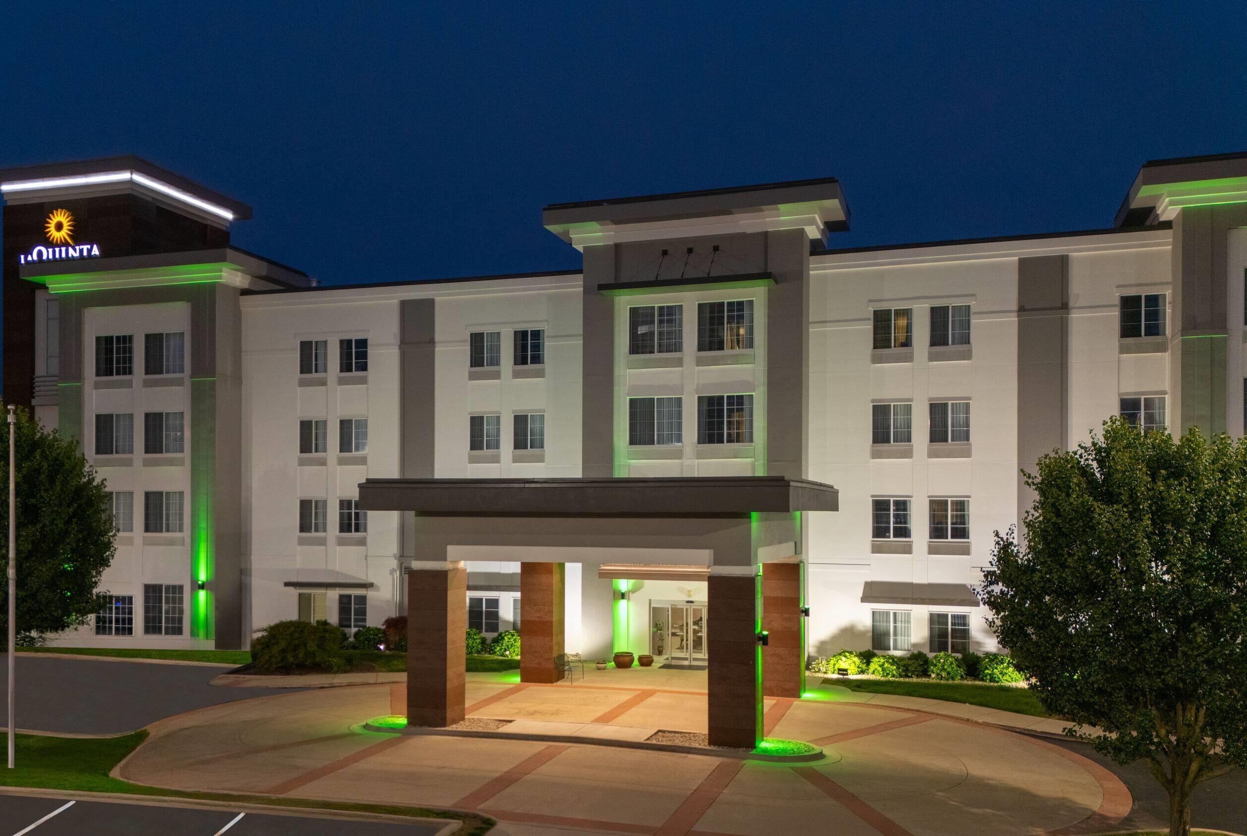 Exterior | La Quinta Inn & Suites by Wyndham Columbus - Edinburgh