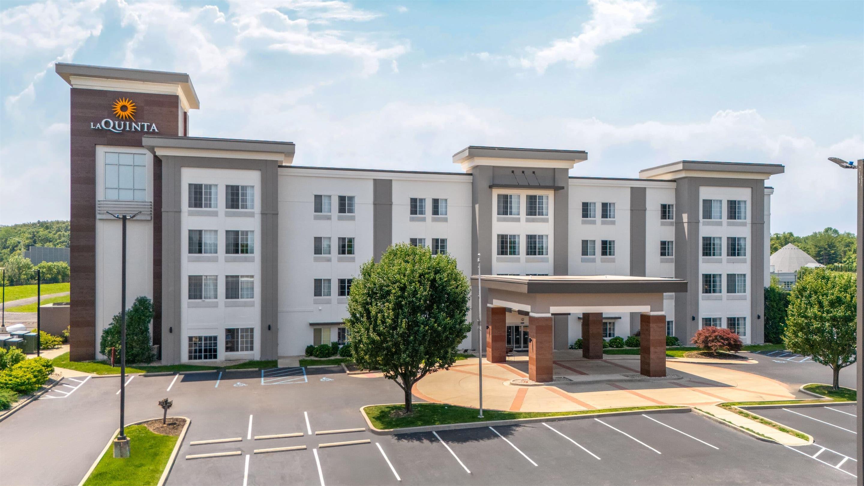 Exterior | La Quinta Inn & Suites by Wyndham Columbus - Edinburgh
