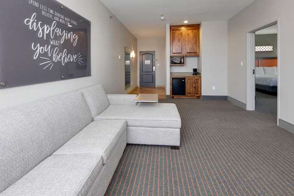 Suite - La Quinta Inn & Suites Dallas - I-35, Exit 433B