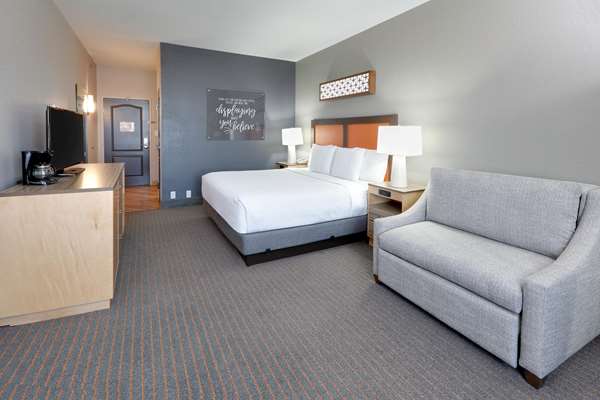  - La Quinta Inn & Suites Dallas - I-35, Exit 433B