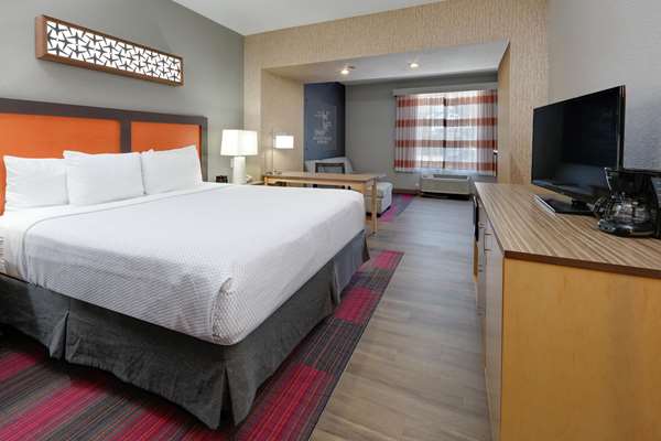  - La Quinta Inn & Suites Dallas - I-35, Exit 433B