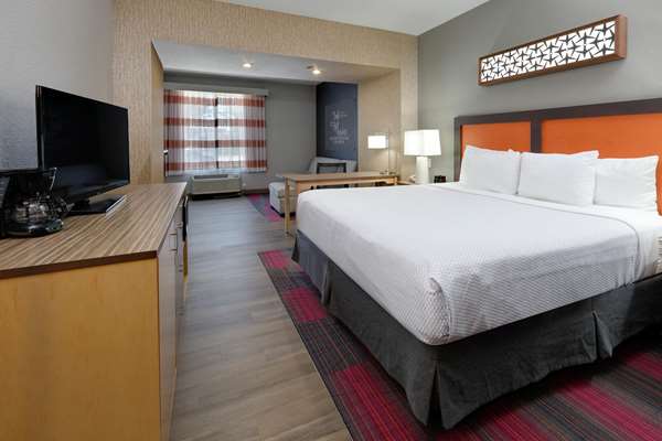  - La Quinta Inn & Suites Dallas - I-35, Exit 433B